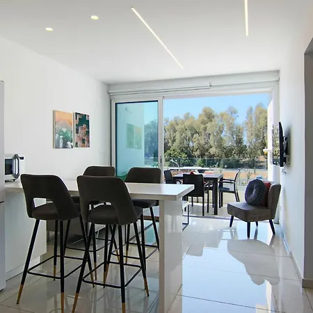 شقة Phaedrus Living - Seaside Executive Flat Harbour 203