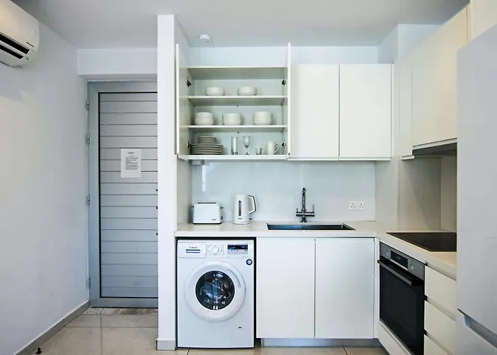 Phaedrus Living - Seaside Executive Flat Harbour 203