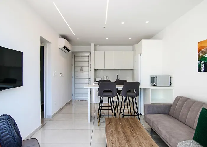 Phaedrus Living - Seaside Executive Flat Harbour 203