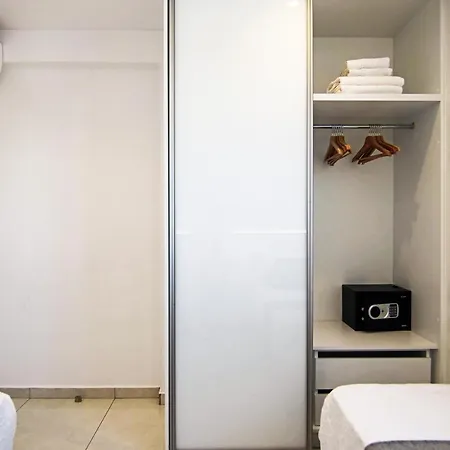 Daire Phaedrus Living - Seaside Executive Flat Harbour 203