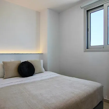 Phaedrus Living - Seaside Executive Flat Harbour 203 * Πάφος